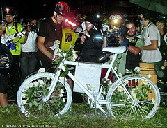 Amigos homenageiam Marcia. Cinegrafistas da Band fazem registro.