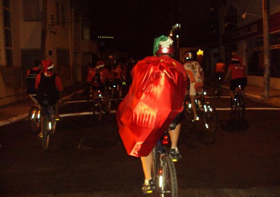 papai noel chega de bicicleta